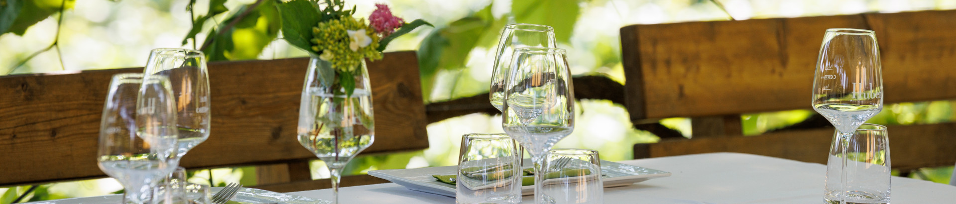 gedeckter Tisch im Außenbereich