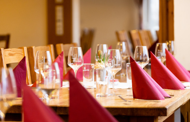 gedeckter Tisch im Buschenschank