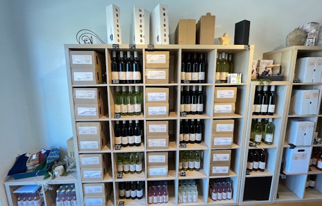 Regal mit Produtken der Winzergreisslerei