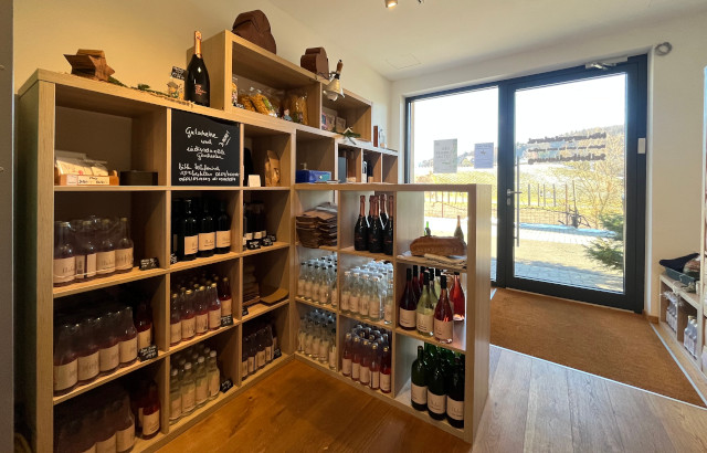 Regal mit Produtken der Winzergreisslerei